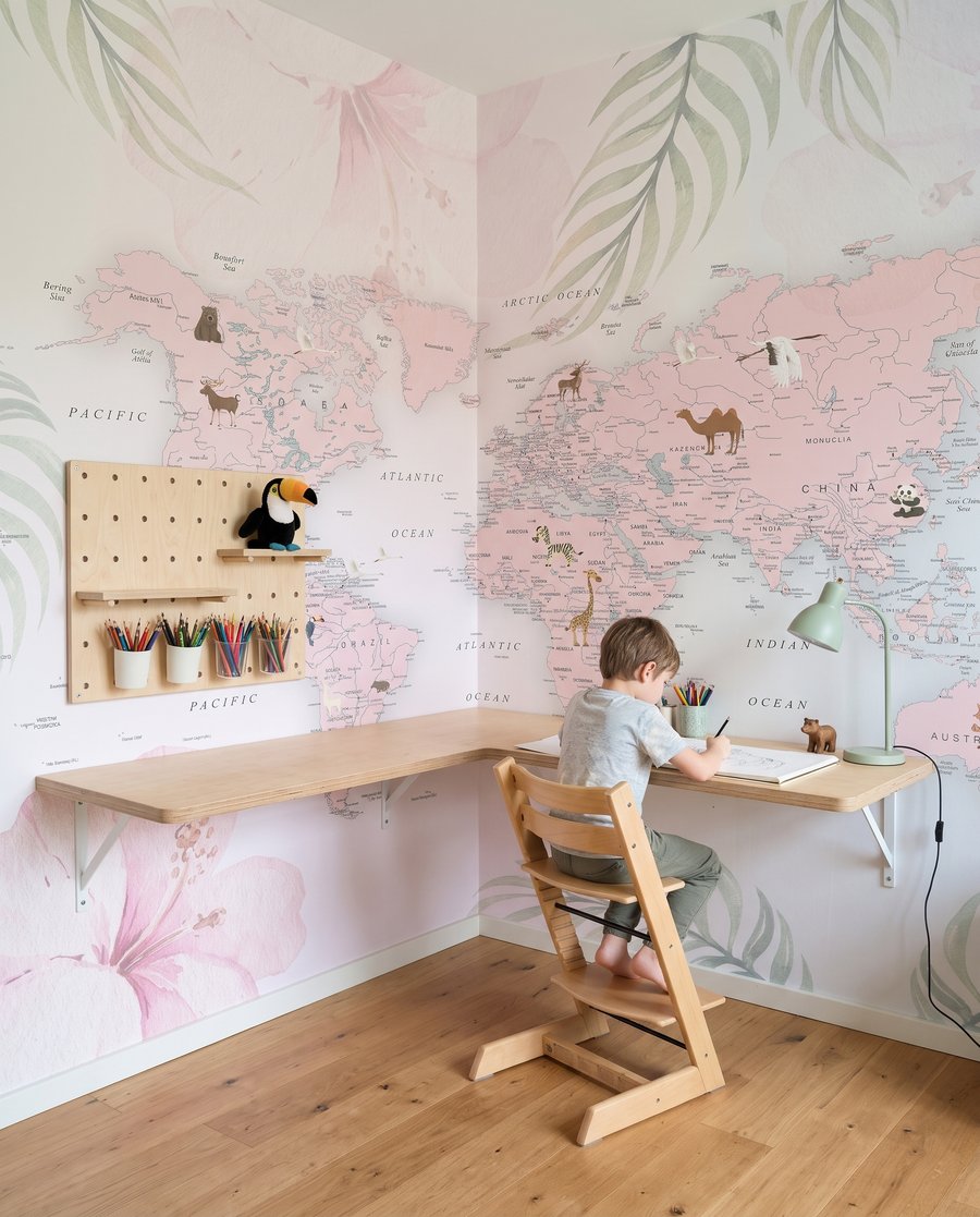 Wereldkaart tussen pastelbladeren in een interieur