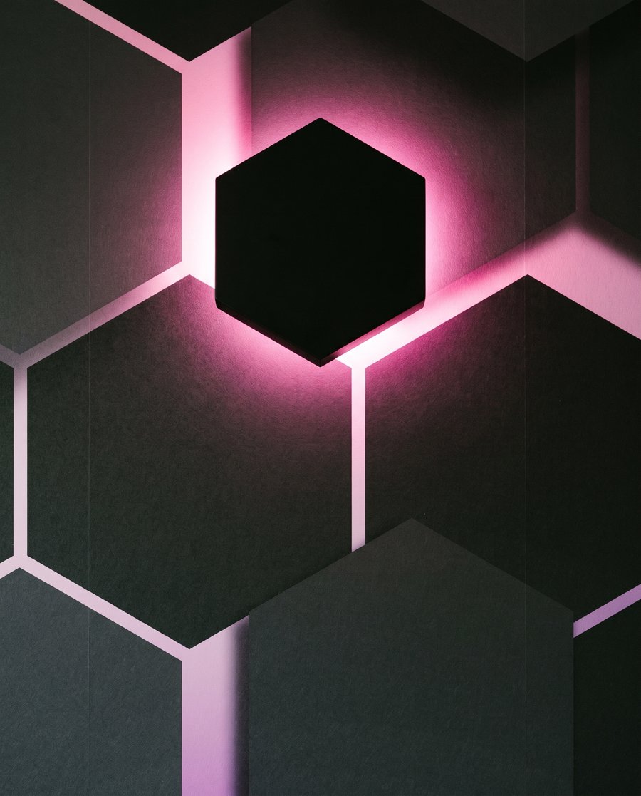 Donkere zeshoeken met kleurlicht — detail