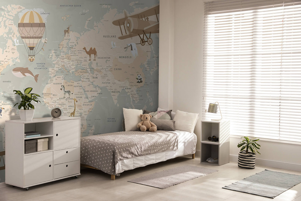Oude luchtreizen boven wereldkaart — interieur 1