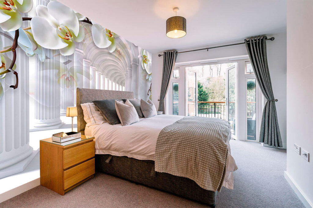 Orchideeën boven witte zuilengang — interieur 2