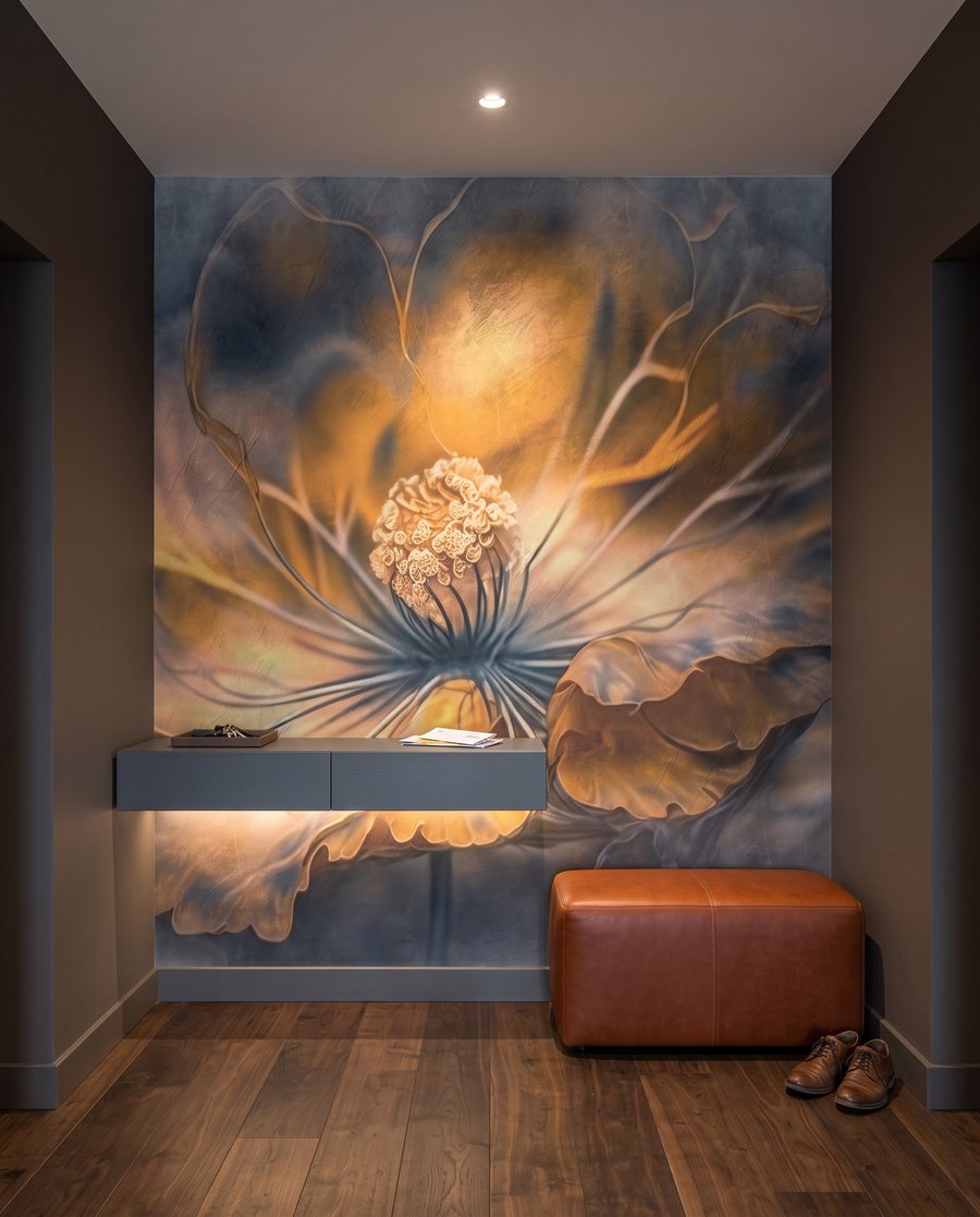 Delicate bloemblaadjes in warme tinten in een interieur