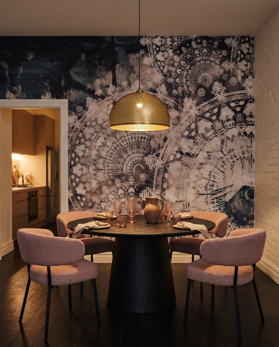 Donkere ornamenten op oudroze — interieur 7