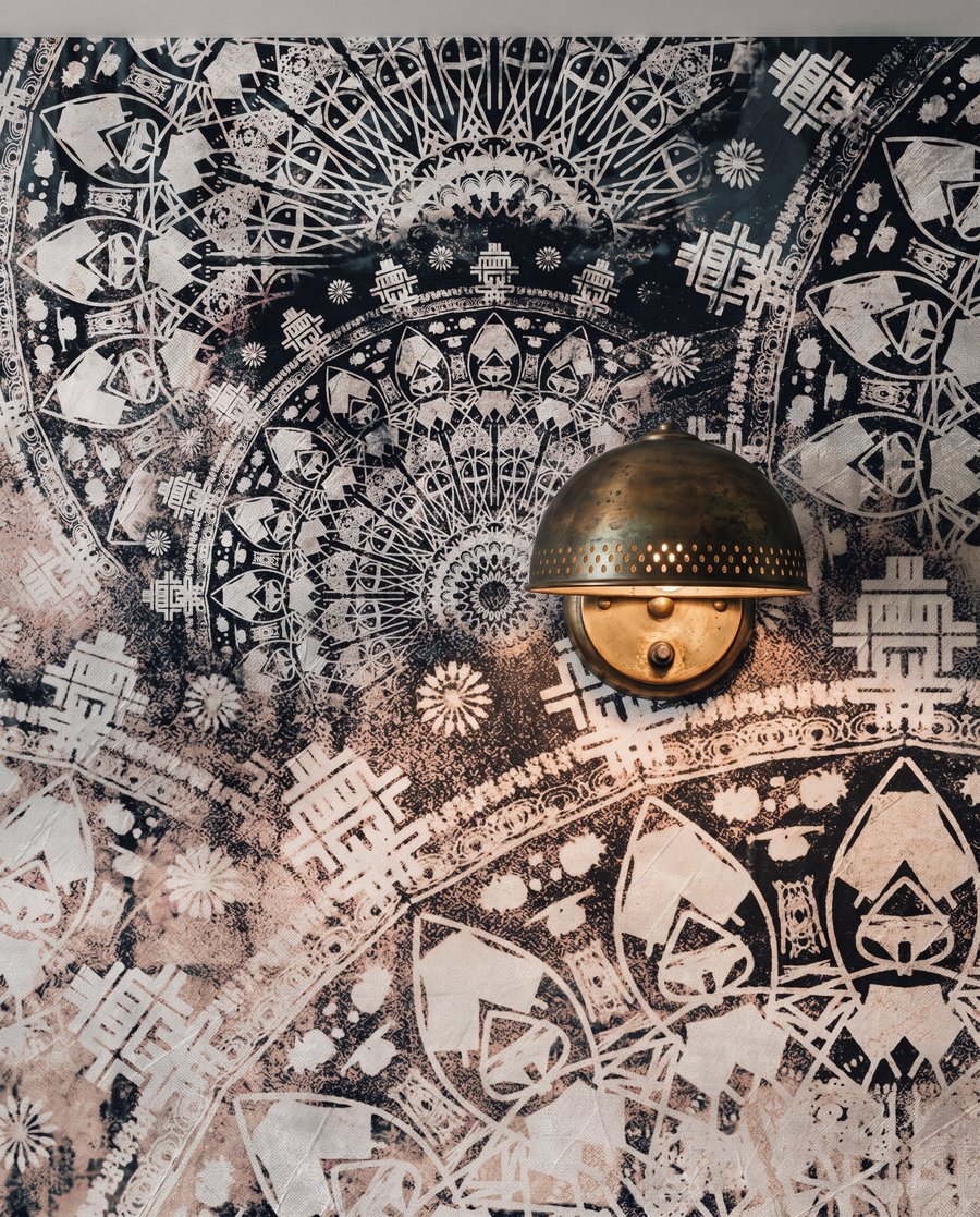 Donkere ornamenten op oudroze — detail