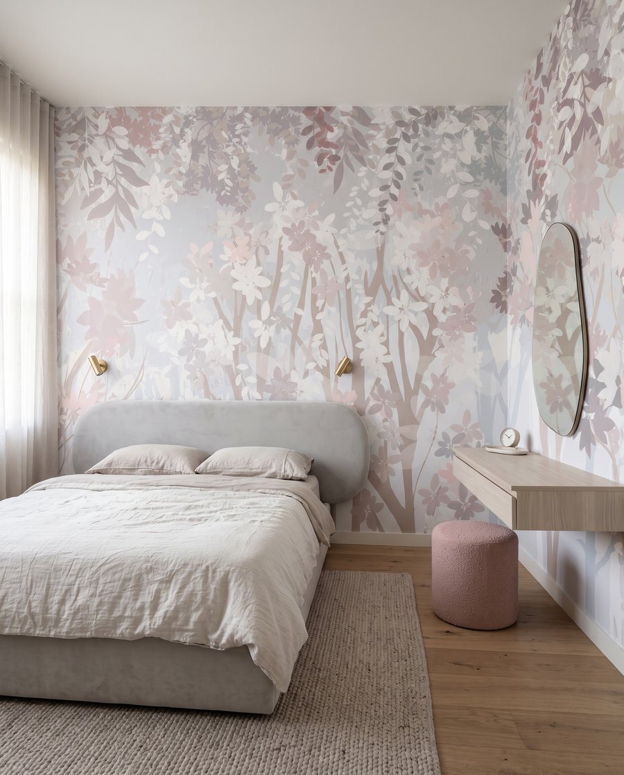 Bleekroze stammen en bosbloemen in een interieur