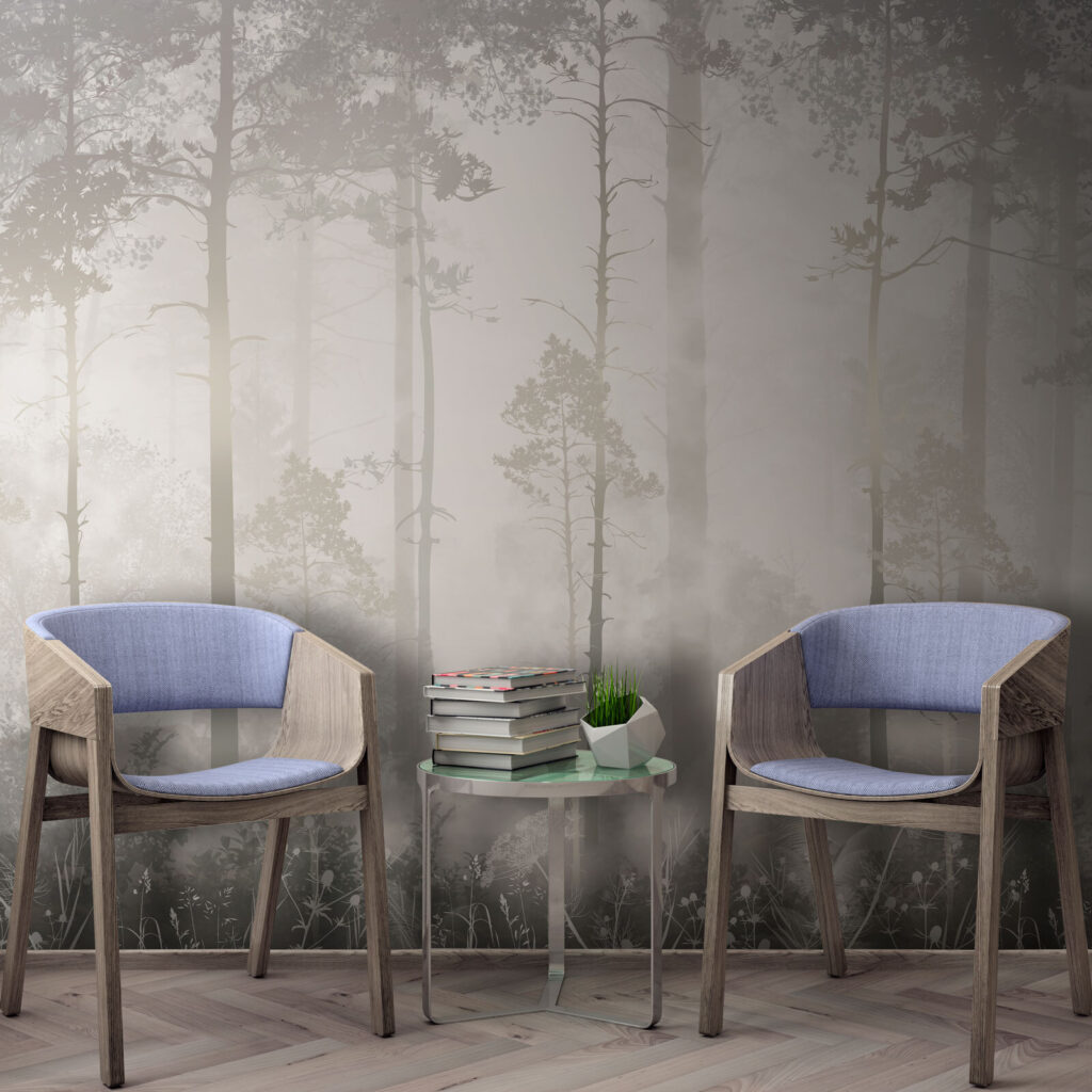 Mistig bos met hoge bomen in een interieur