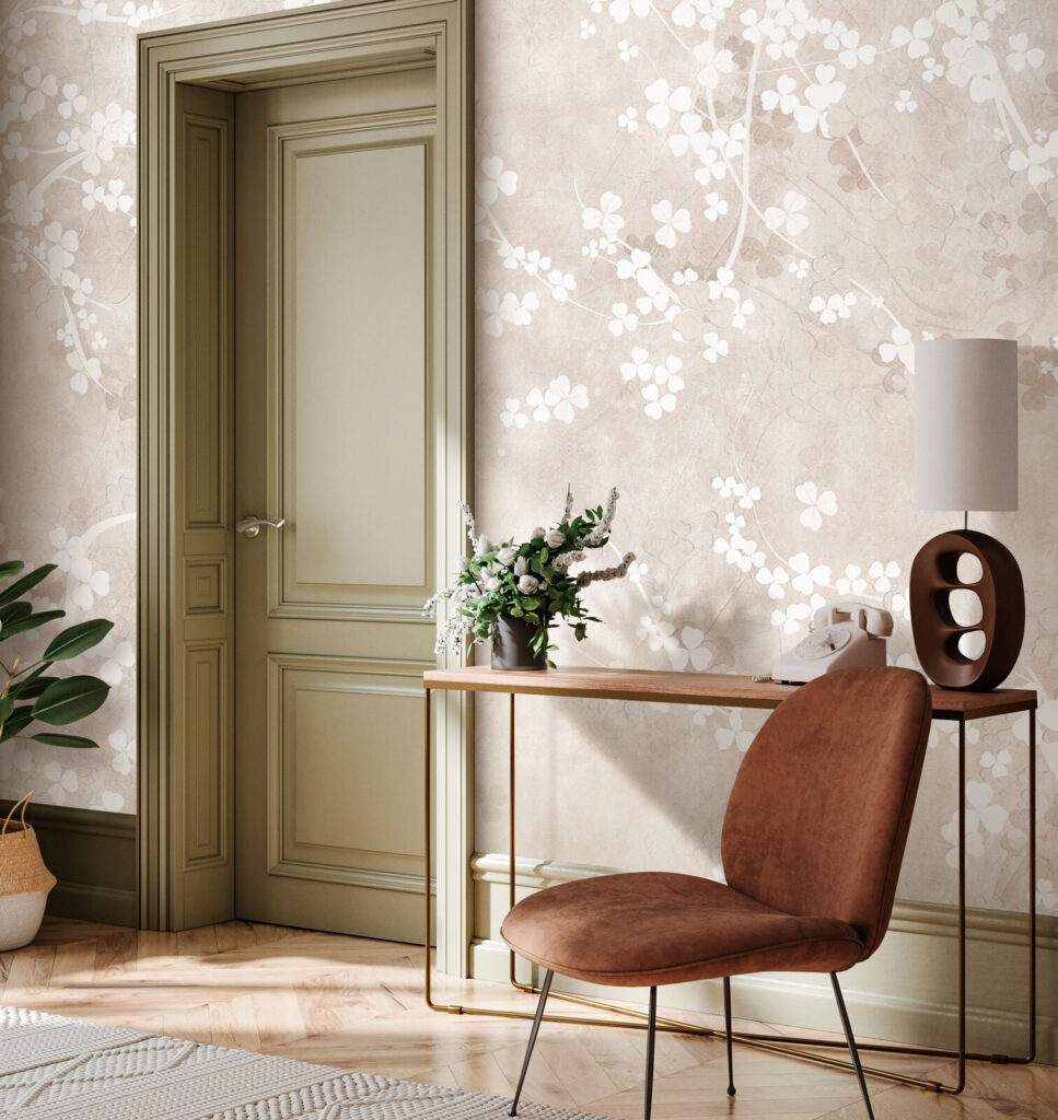 Witte bloemen op een beige achtergrond in een interieur