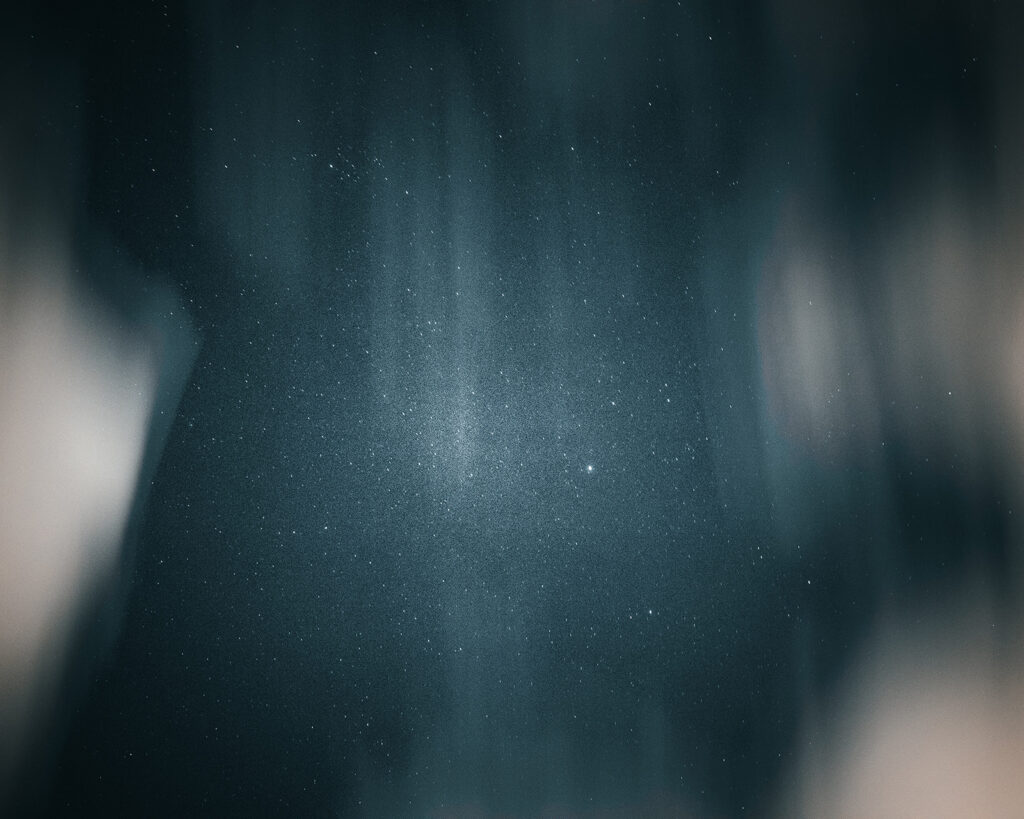 Lichtsporen in diepblauwe mist — volledig ontwerp