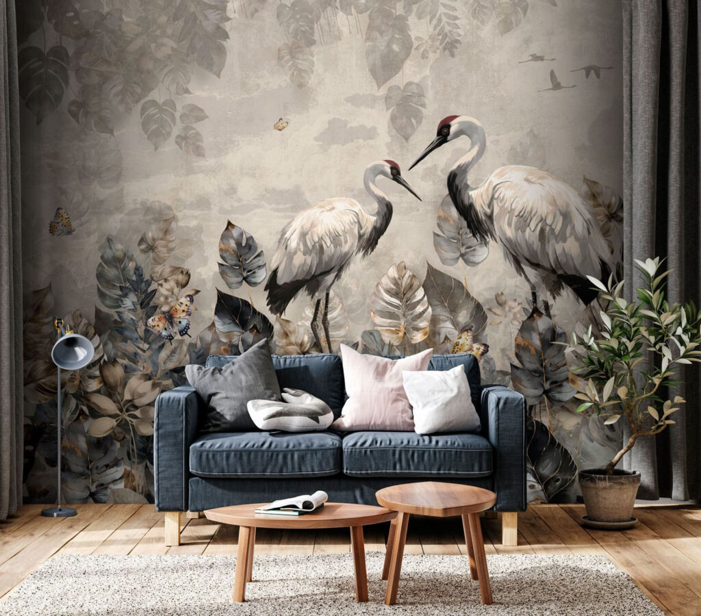 Een paar kraanvogels in een veld met bladeren in een interieur