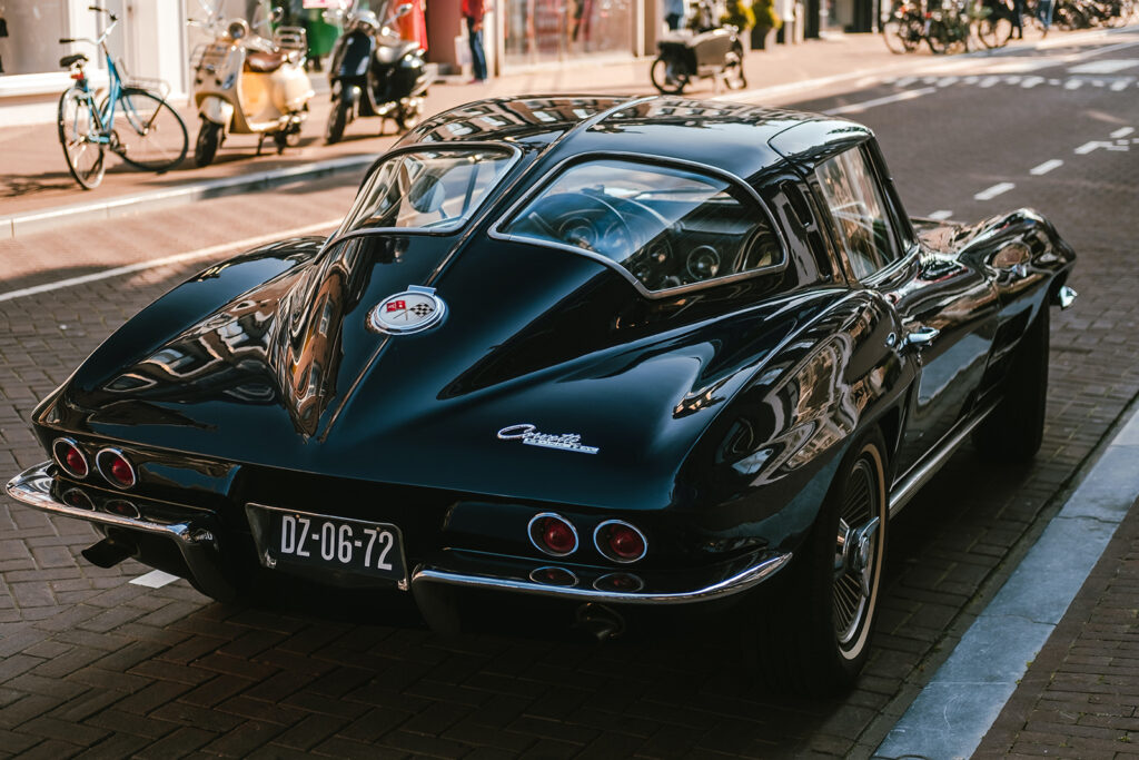 Zwarte oldtimer aan stadsstoep — volledig ontwerp