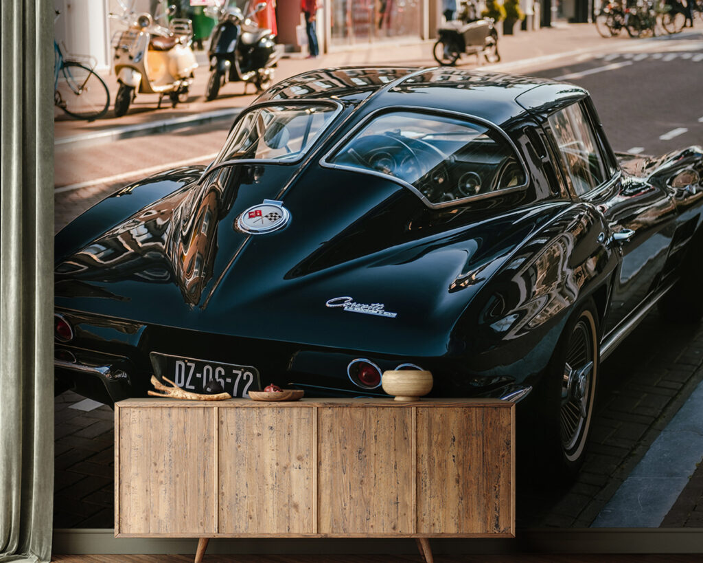 Zwarte oldtimer aan stadsstoep — interieur 1