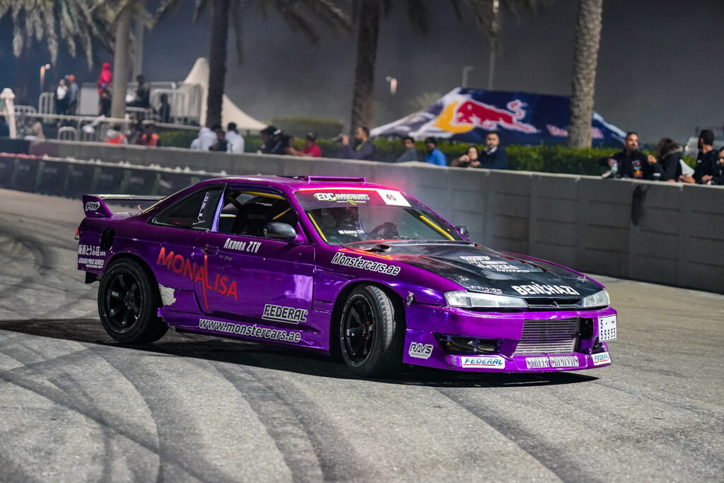 Paarse sportwagen in drift — volledig ontwerp