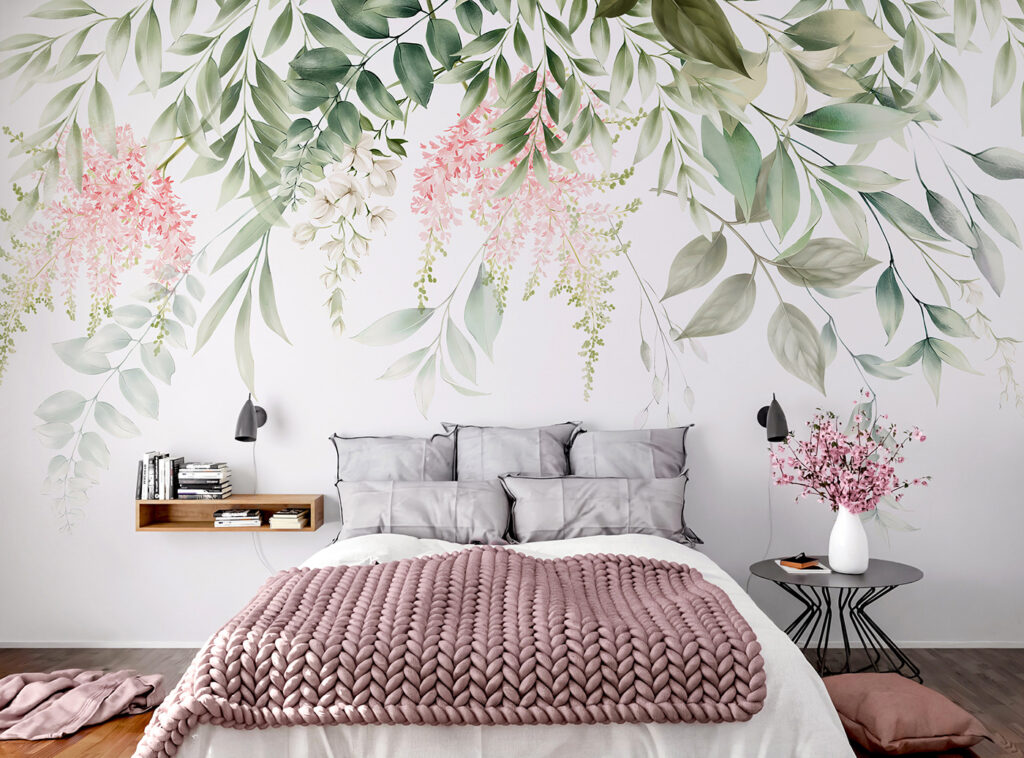 Fijne bloemen en weelderig groen in een interieur