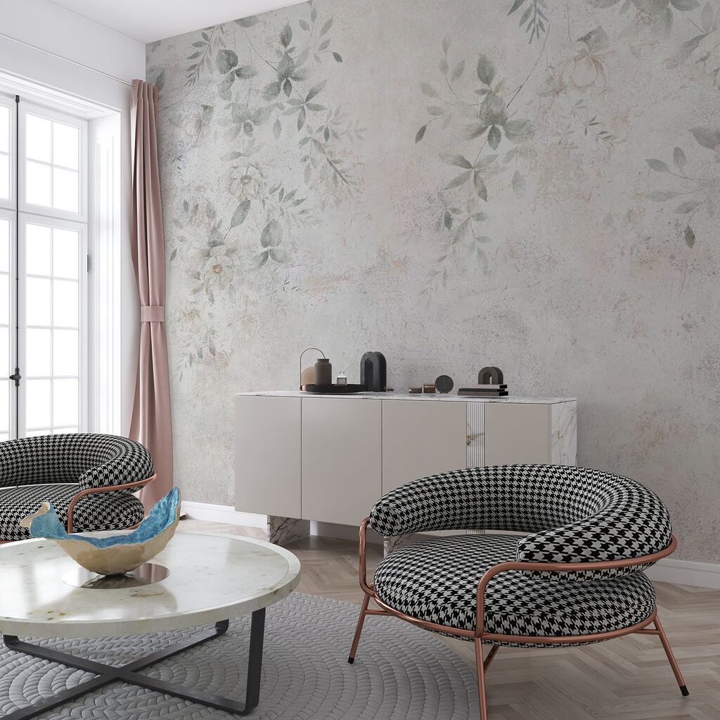Verfijnde bloemmotieven op een zachte achtergrond in een interieur