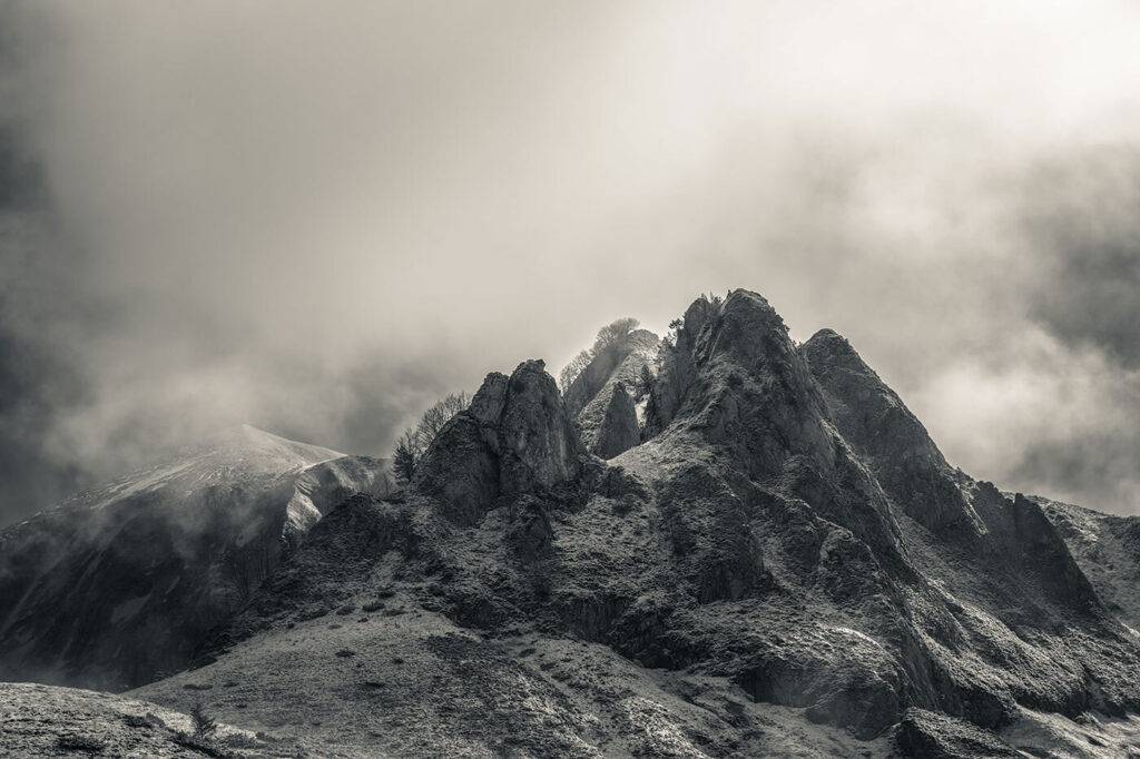 Donkere bergrotsen in mist — volledig ontwerp