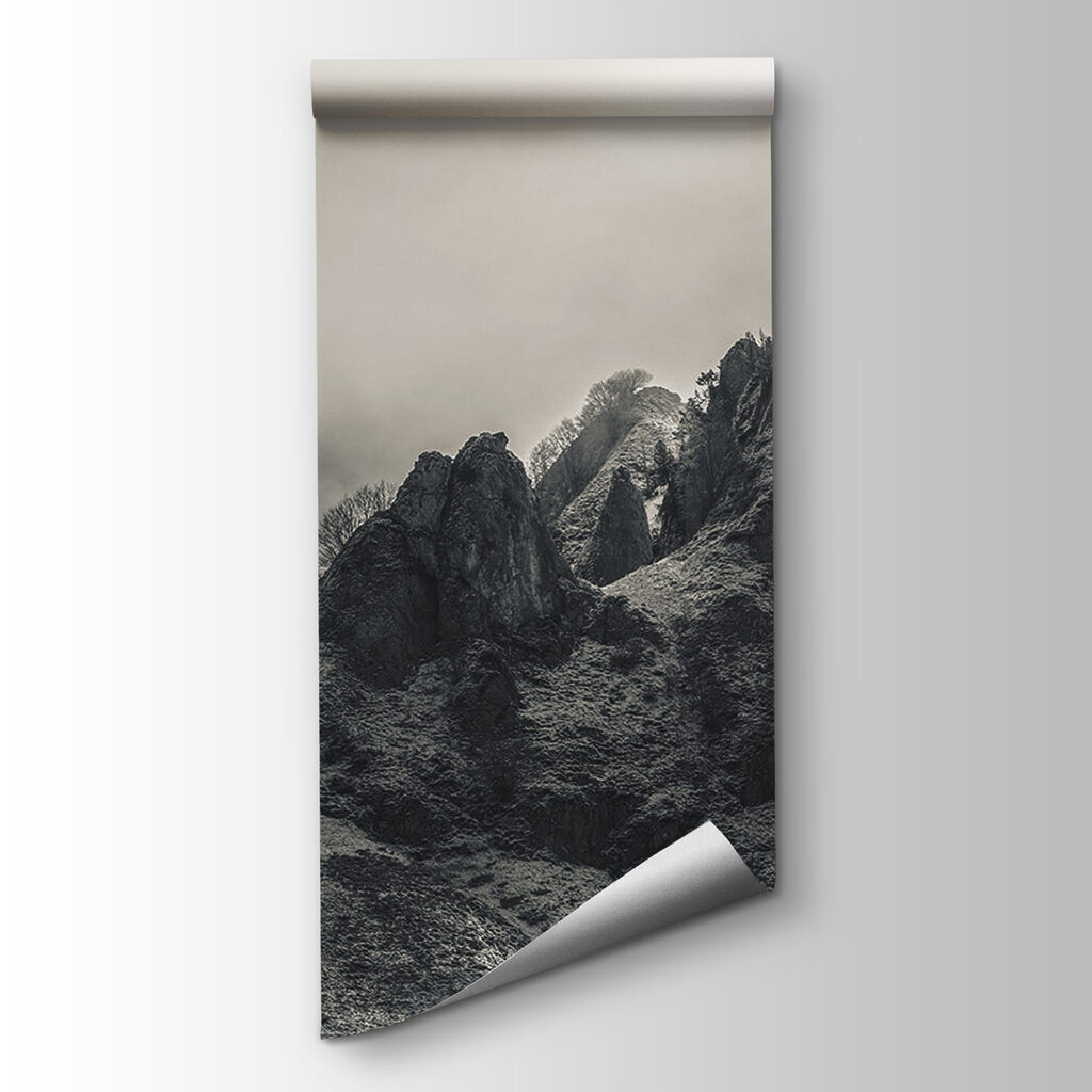 Donkere bergrotsen in mist — productweergave