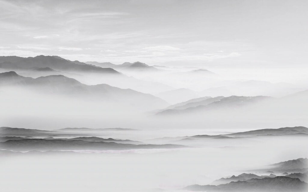 Grijze bergen in mist — volledig ontwerp