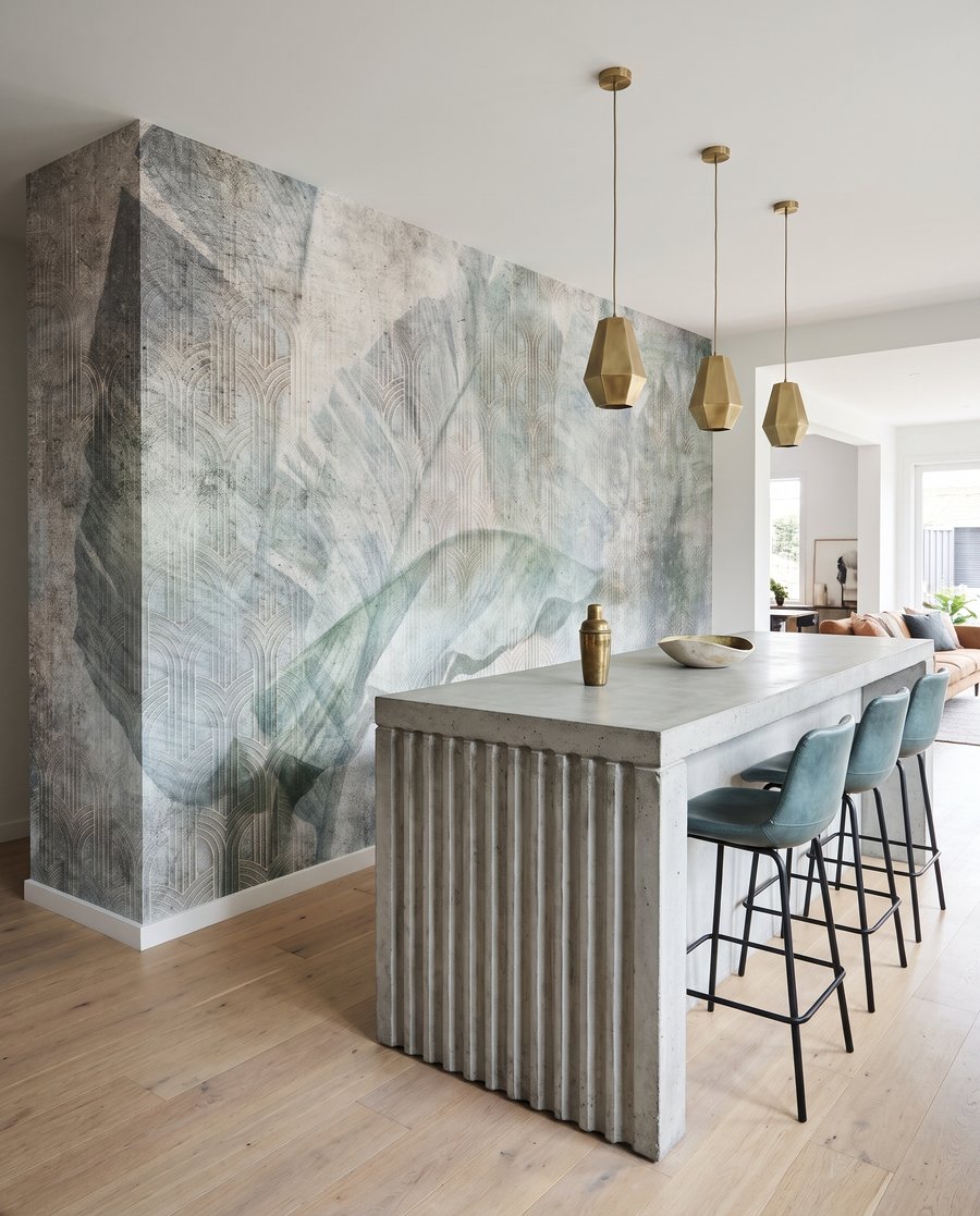 Blad achter verweerd licht in een interieur