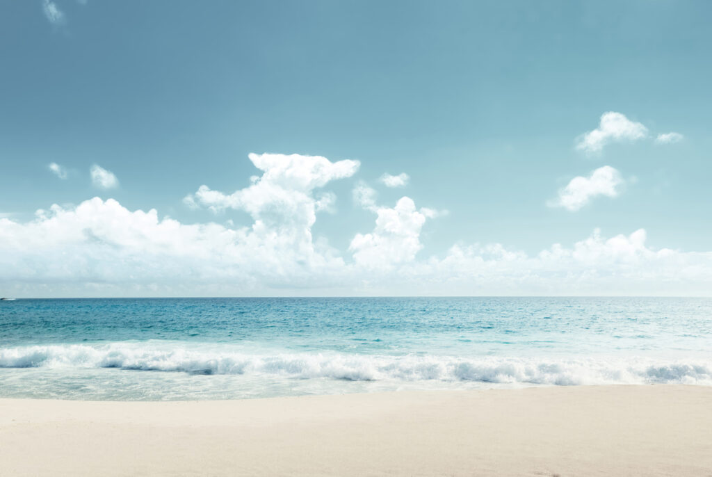 Een strand met golven die op het zand slaan — volledig ontwerp