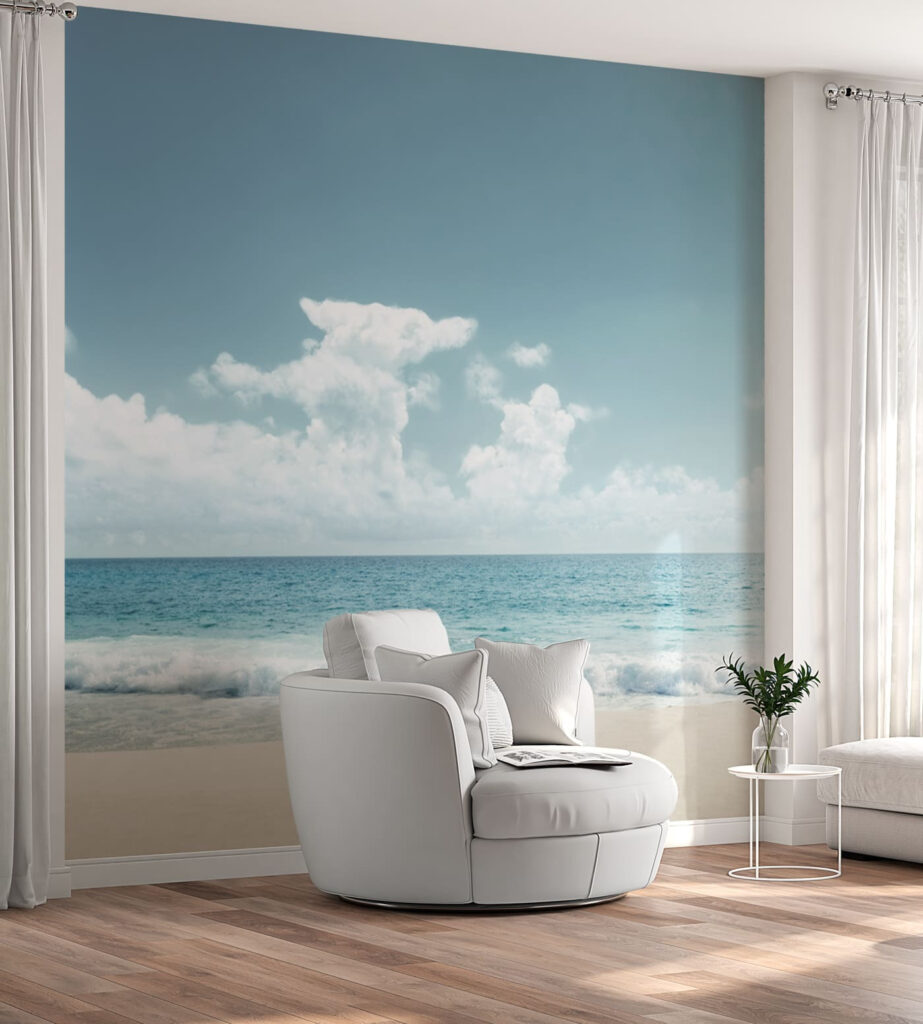 Een strand met golven die op het zand slaan in een interieur