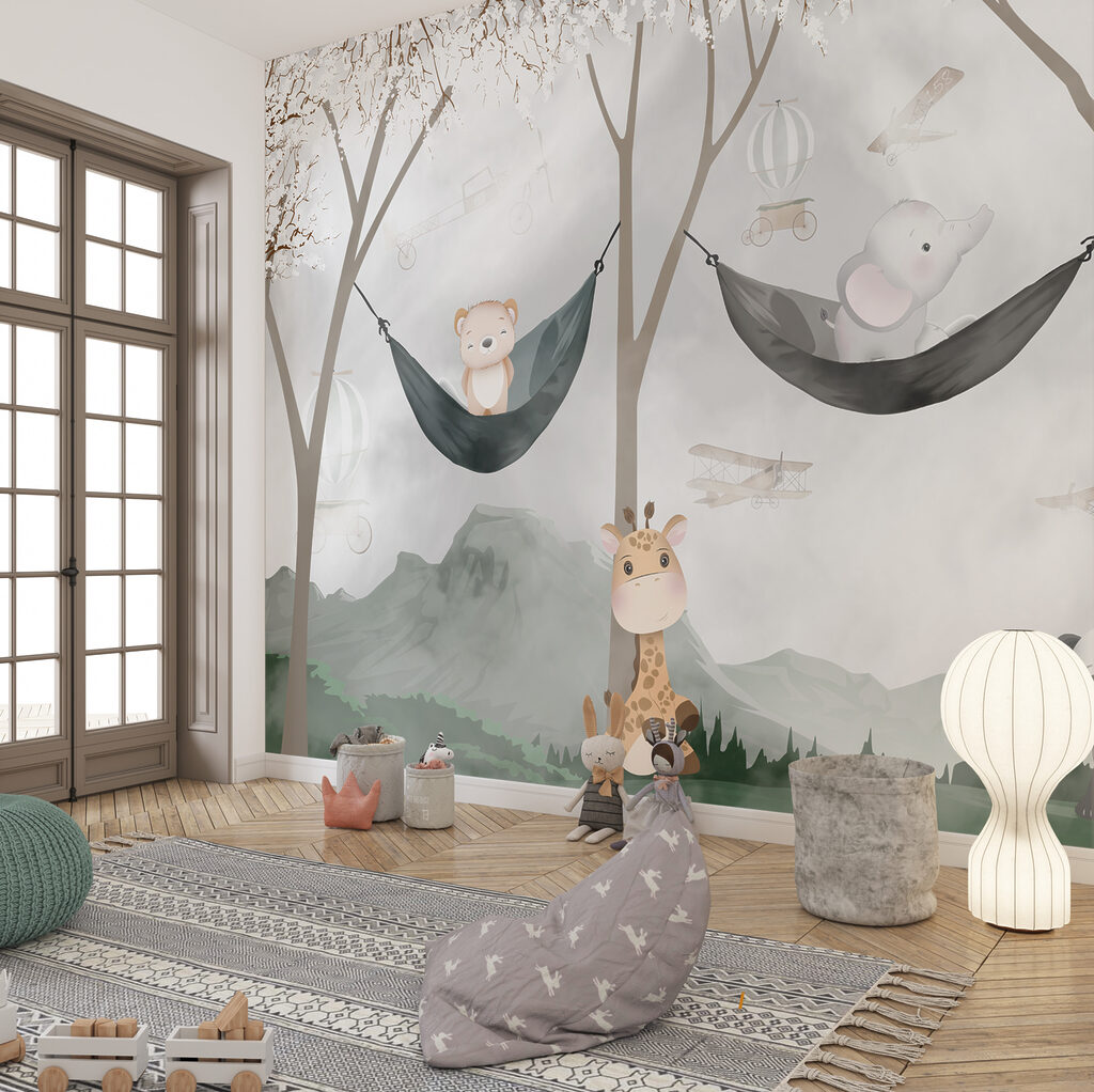Een giraffe en een beer in hangmatten in een interieur
