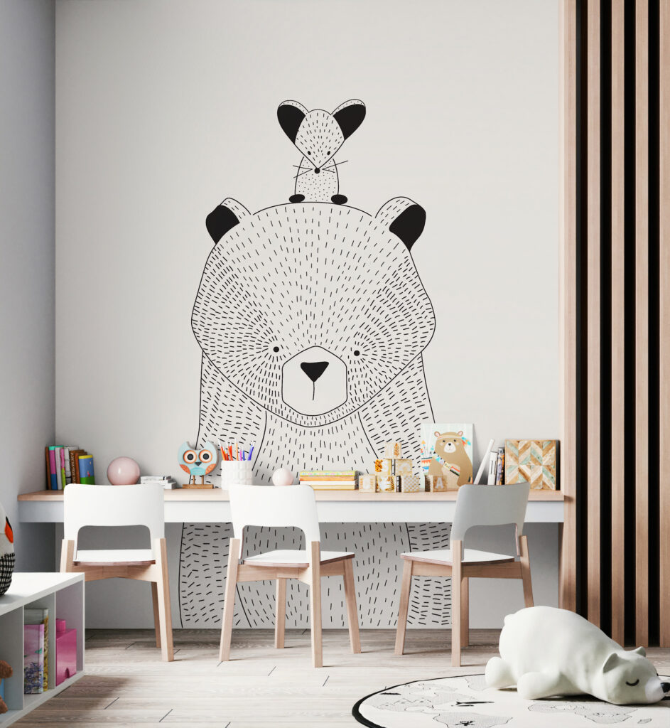 Een beer met een muis op zijn rug in een interieur