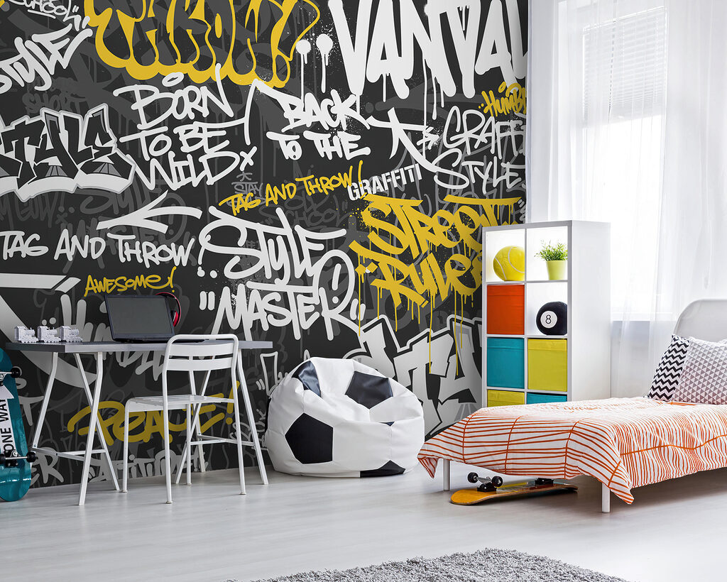 Een zwart met gele graffiti in een interieur