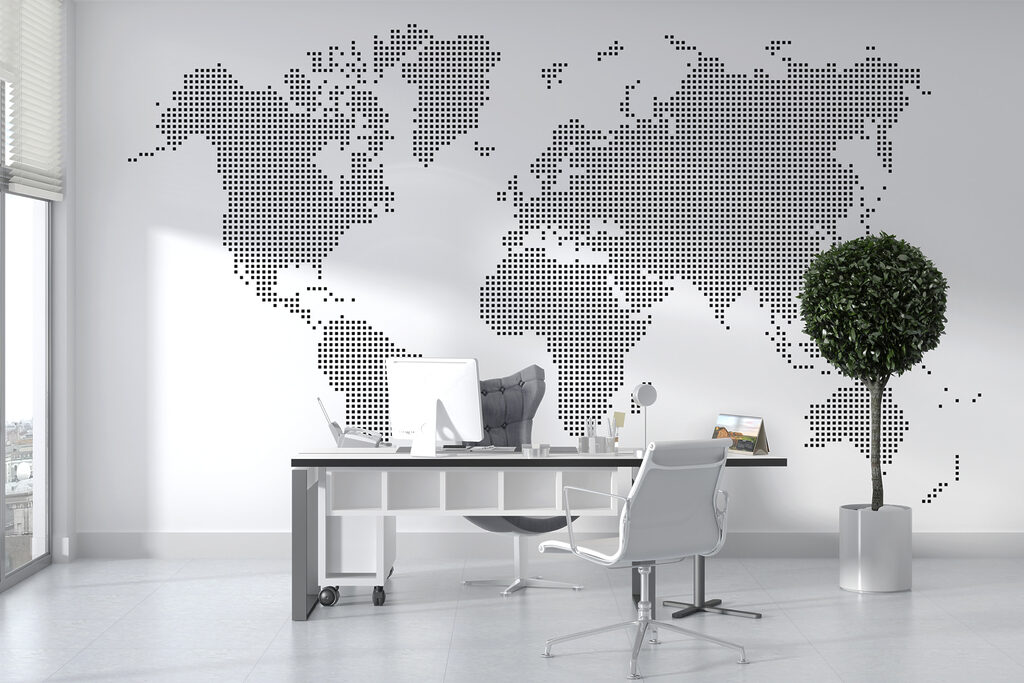 Een kaart van de wereld in een interieur