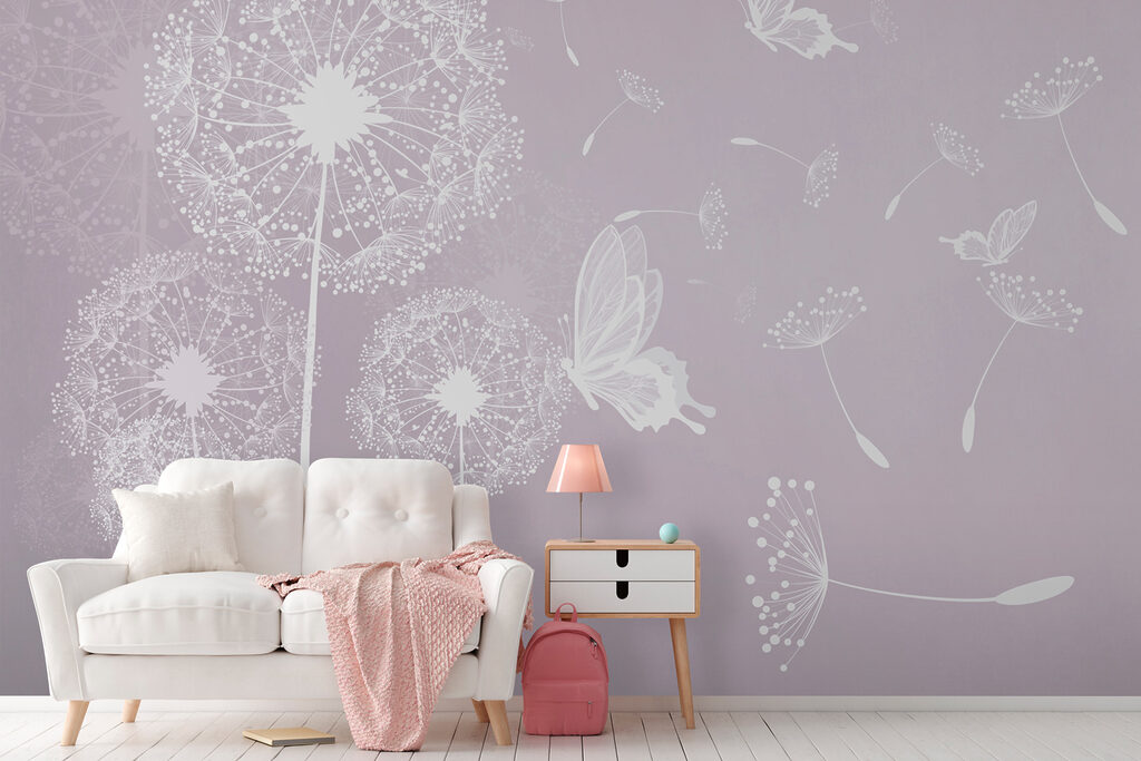 Een witte paardenbloem en vlinders in een interieur