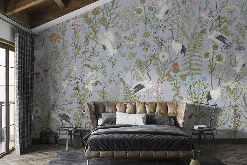Elegante kraanvogels temidden van kleurrijke bloemen in een interieur