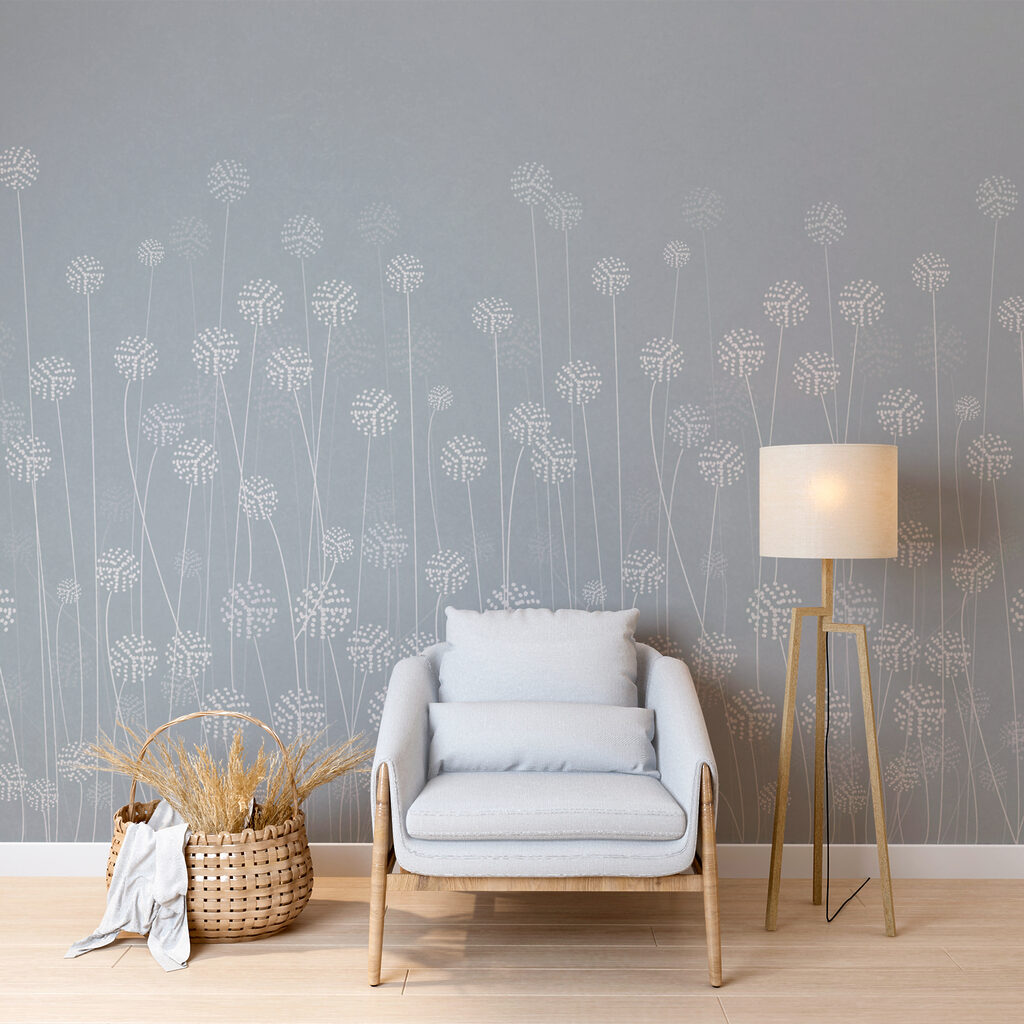Witte bloemen op een grijze achtergrond in een interieur
