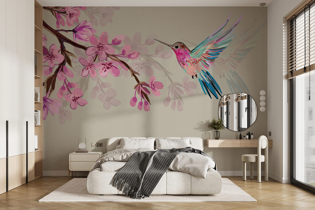 Een vogel vliegt naast een bloesemtak in een interieur