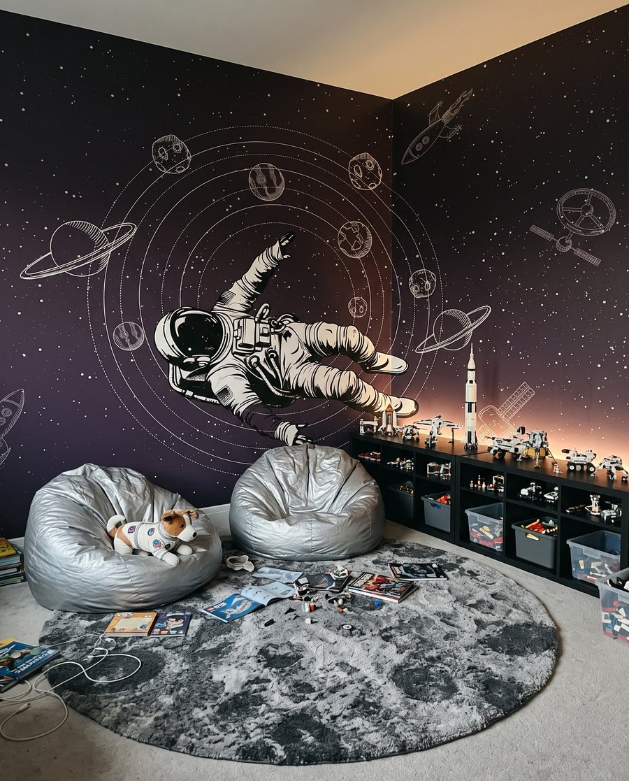 Astronaut zweeft tussen planeetbanen in een interieur