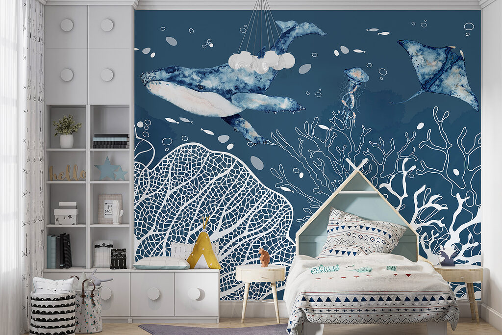 Een walvis en pijlstaartroggen zwemmend in de oceaan in een interieur