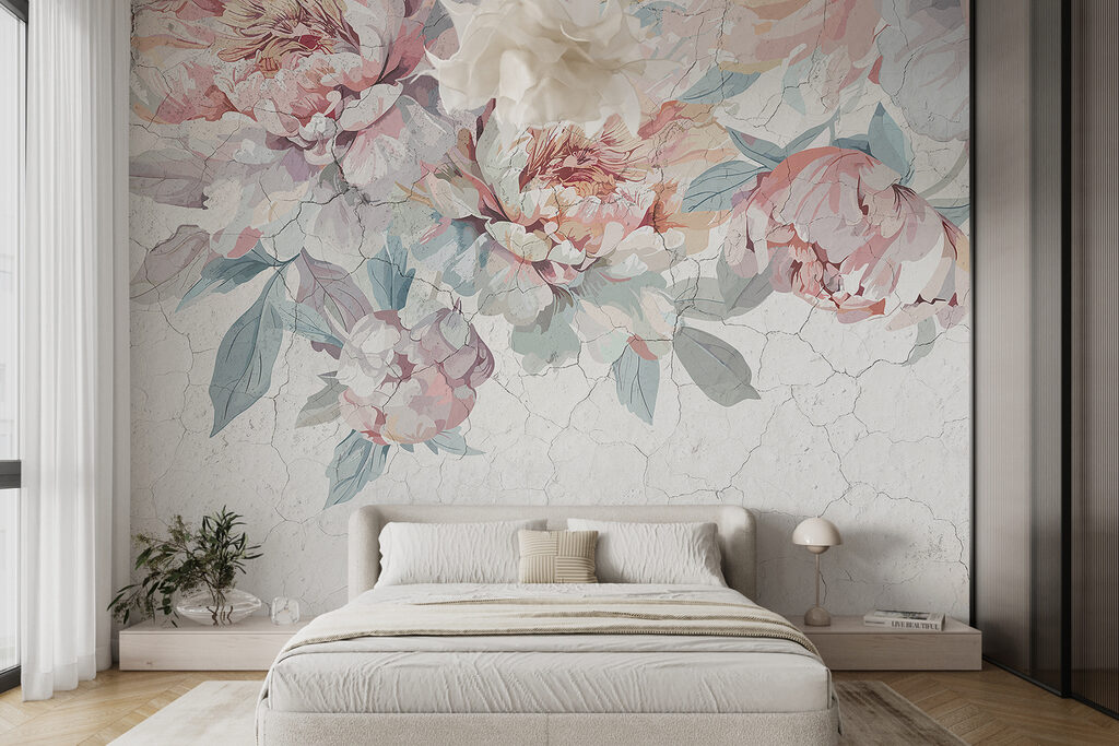 Pastelpioenen boven gebarsten verf — interieur 1