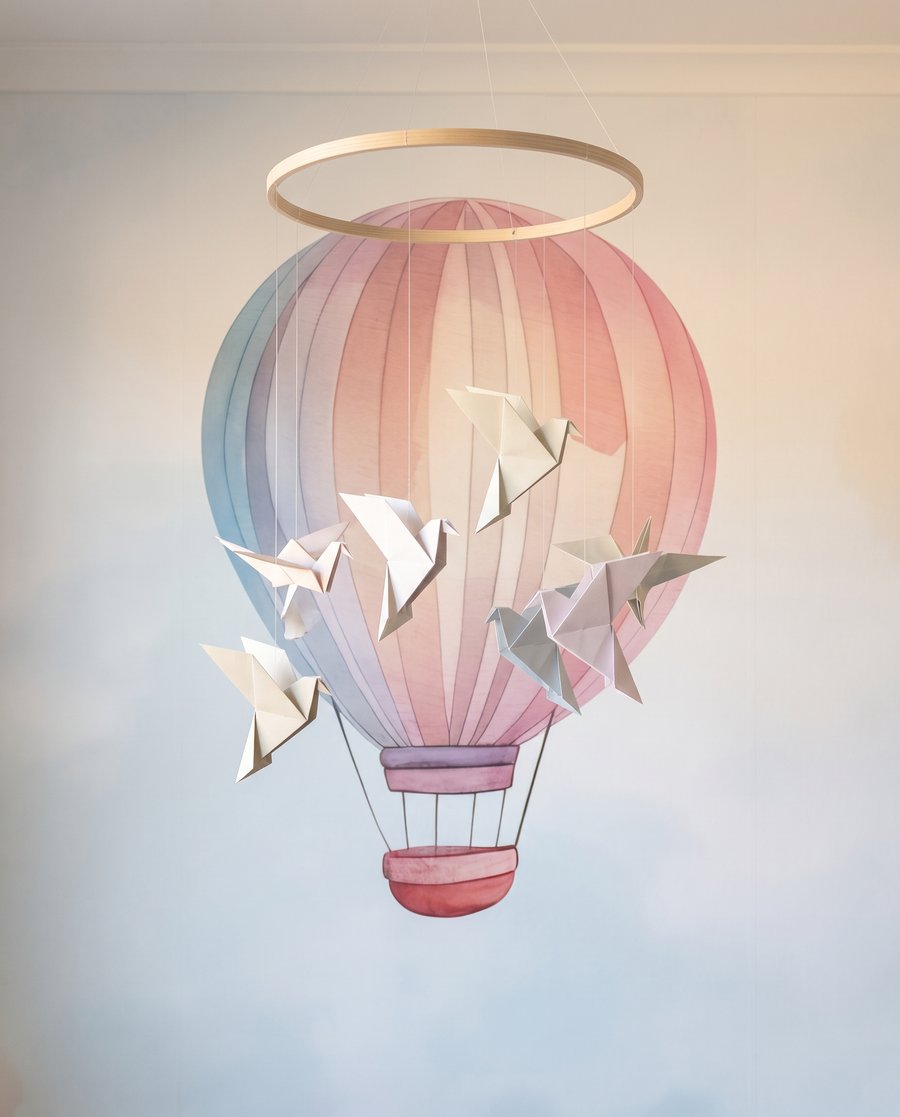 Drie ballonnen boven wolken — detail