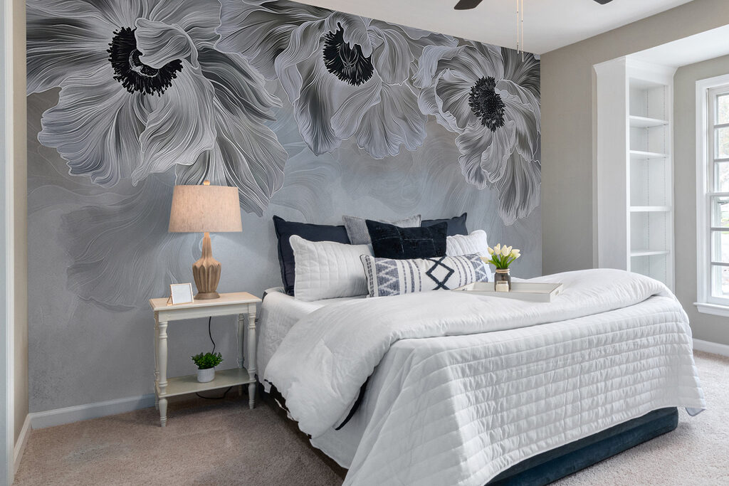Elegant bloemmotief in zachte tinten in een interieur