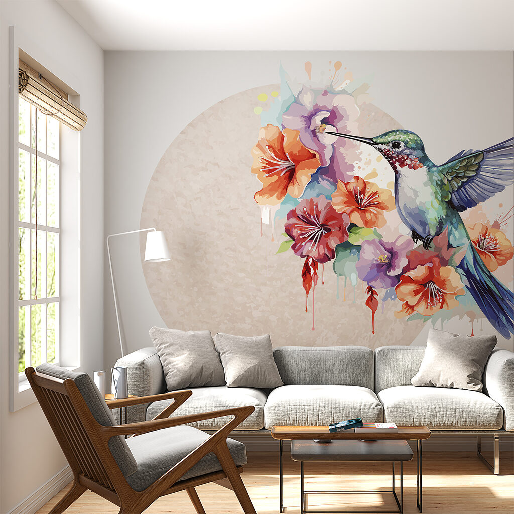 Kolibrie vliegend over bloemen in een interieur
