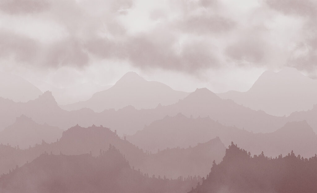 Roze berglagen onder wolken — volledig ontwerp