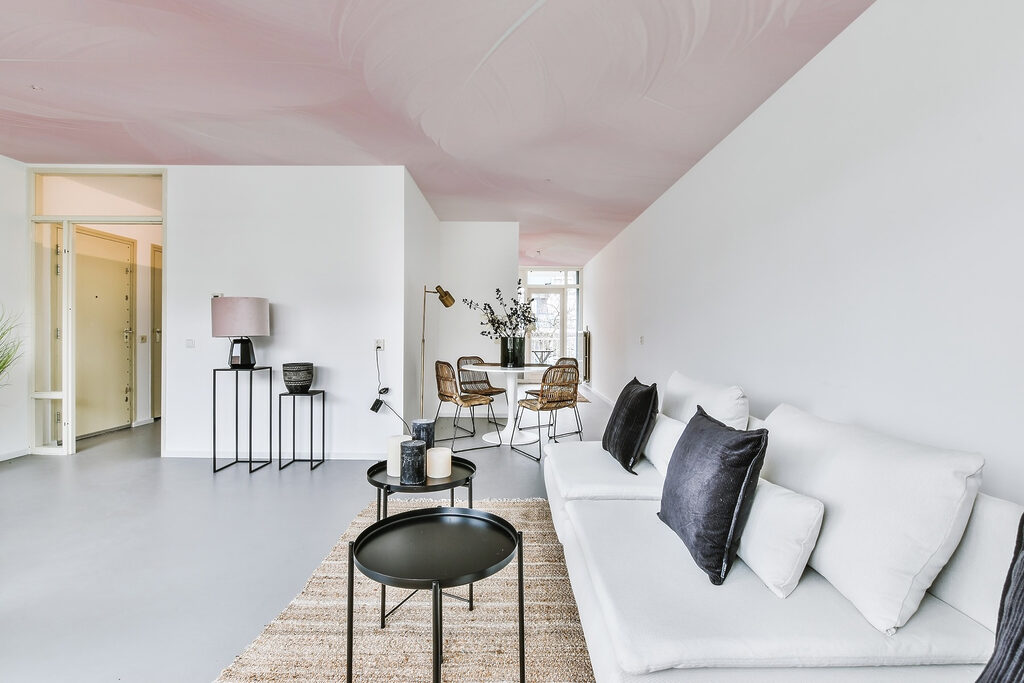 Witte veren op zachtroze — interieur 5