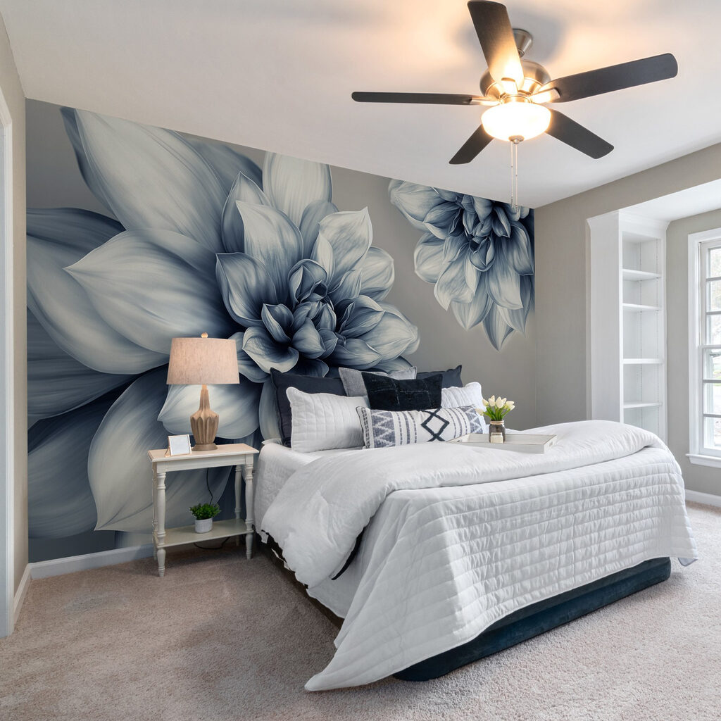 Blauwgrijze dahlia's in licht — interieur 2