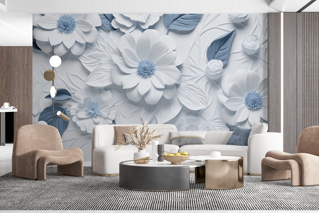 Witte en blauwe bloemen en bladeren in een interieur