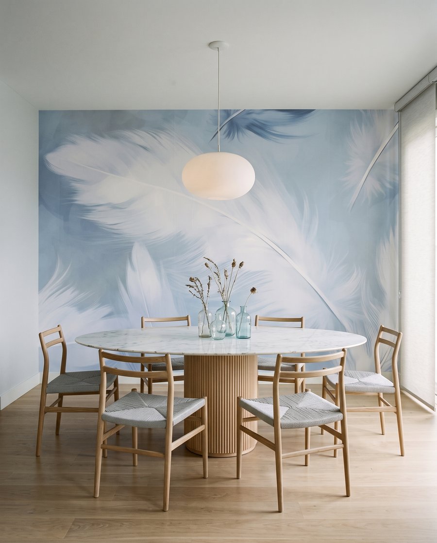 Witte veren op lavendelblauw — interieur 9