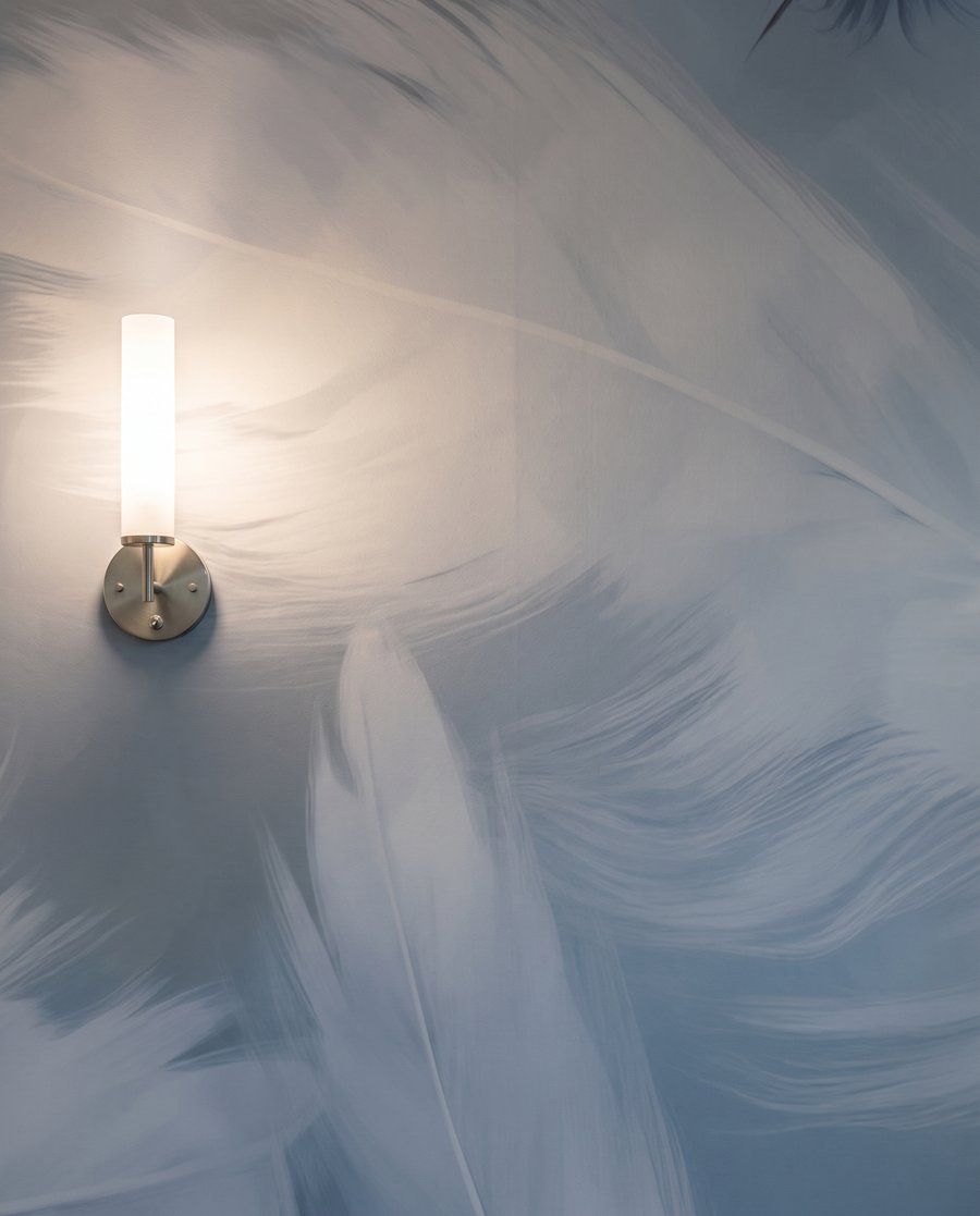 Witte veren op lavendelblauw — detail