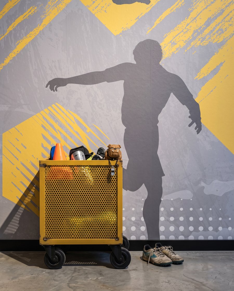 Voetballers op gele vlakken — interieur 9