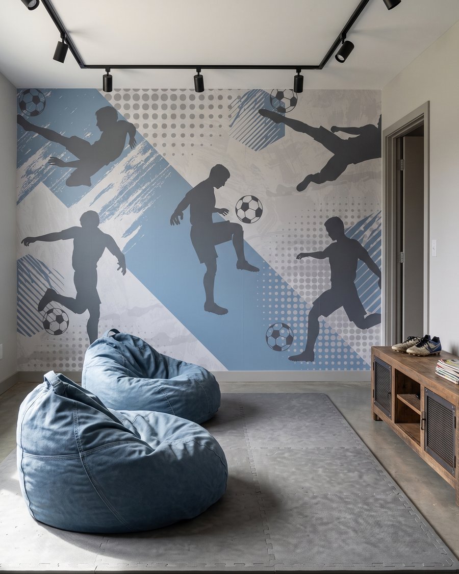 Voetbalbewegingen in blauwe vlakken in een interieur