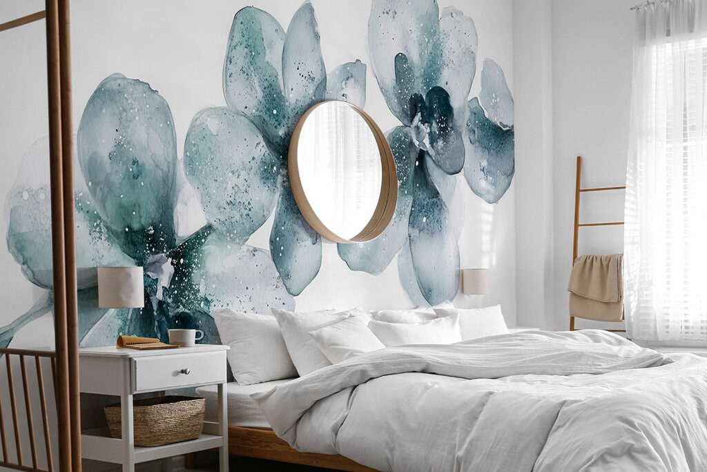 Groep bloemen op witte achtergrond in een interieur