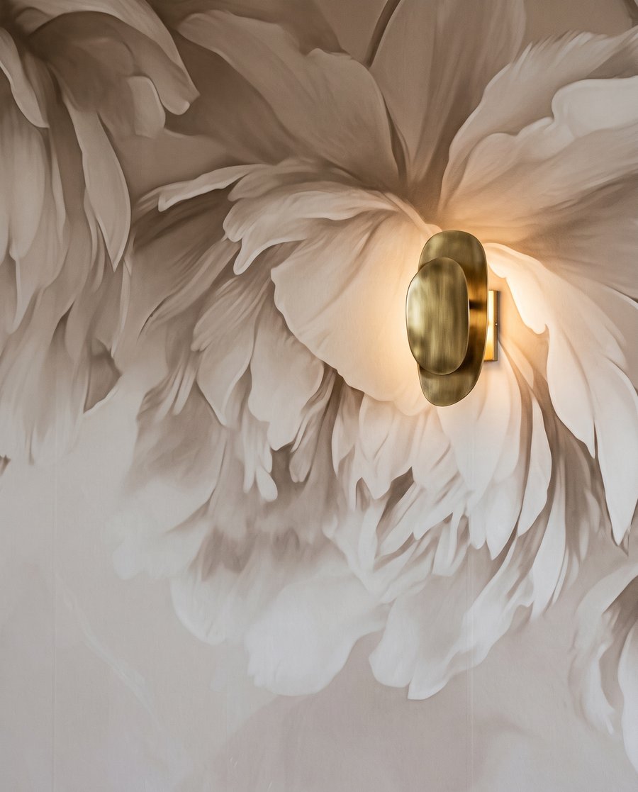 Overhangende roomwitte bloemen — detail