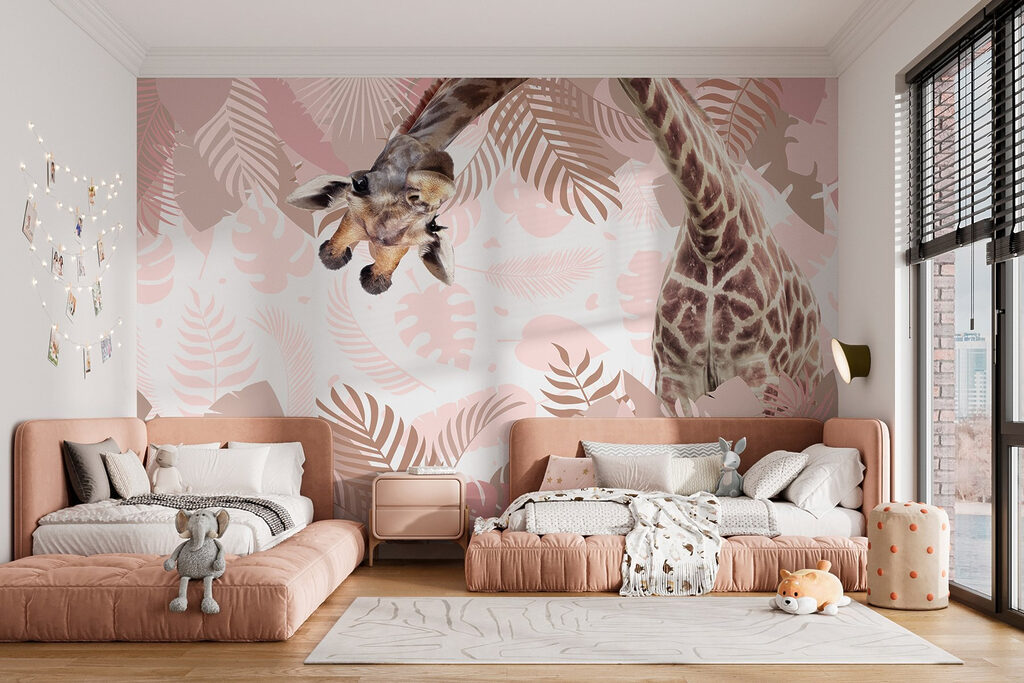 Giraffe buigt tussen bladprints — interieur 1