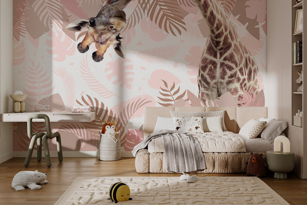 Giraffe buigt tussen bladprints — interieur 2