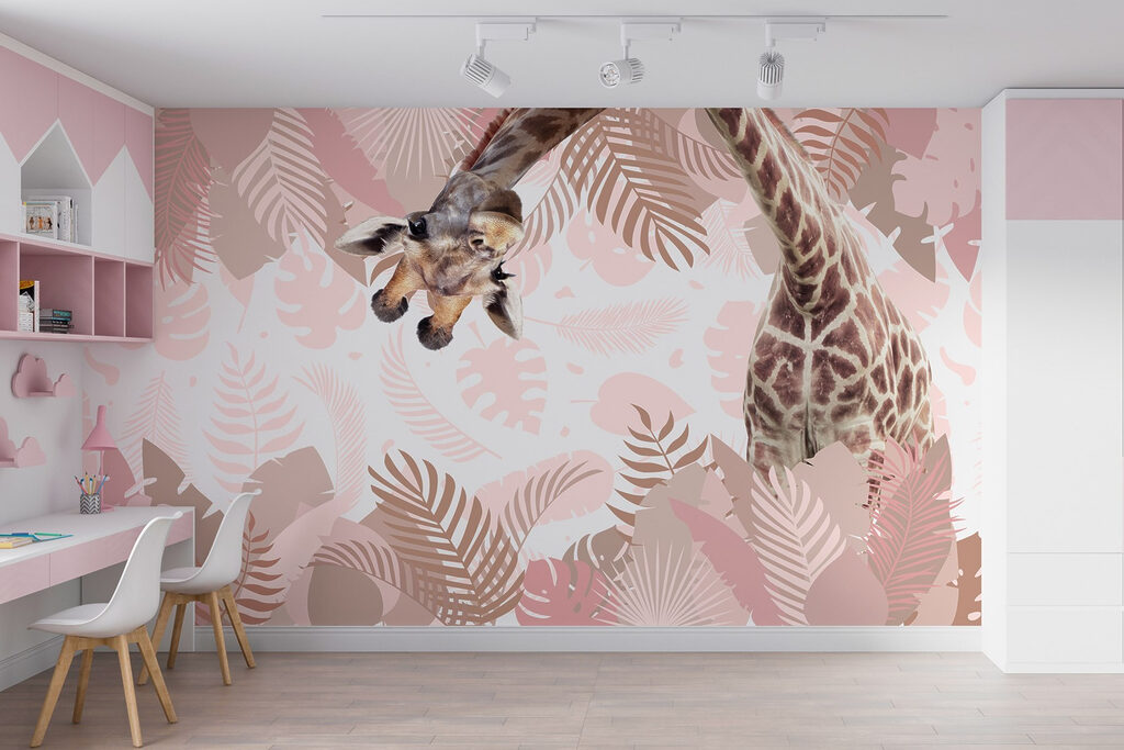 Giraffe buigt tussen bladprints — interieur 4